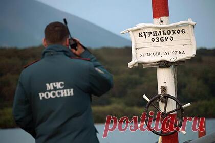 Упавший в Курильское озеро вертолет Ми-8 подняли со дна. Заместитель председателя правительства Камчатского края Роман Василевский сообщил, что фюзеляж вертолета Ми-8, упавшего в Курильское озеро на юге Камчатки, удалось поднять со дна озера.