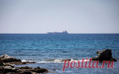 TV3 сообщил о перевозке российского топлива через Ригу на Украину. С начала года в рижский порт из Петербурга зашли три танкера с топливом, откуда его забирали украинские бензовозы, сообщили латвийские журналисты. На Украину российское топливо ввозить запрещено, сертификат на него был поддельным