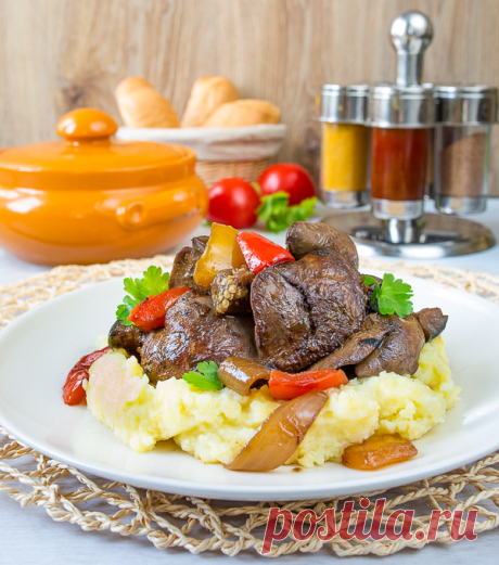 Жареная куриная печень с овощами на Вкусном Блоге Я обожаю печень – куриную, телячью, свиную, кроличью, индюшиную – да любую. Главное условие – чтобы она была хорошо приготовлена и не пересушена. И я очень сочувствую тем, кто печень на дух не переносит. Самая простая в приготовлении – куриная печень. Она не требует сложной предварительной обработки и готовится очень…