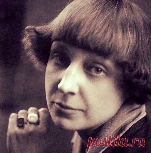 Я могу без Вас. Я ни девочка, ни женщина, я обхожусь без кукол и без мужчин. Я могу без всего. Но, быть может, впервые я хотела этого не мочь. (Марина Цветаева)