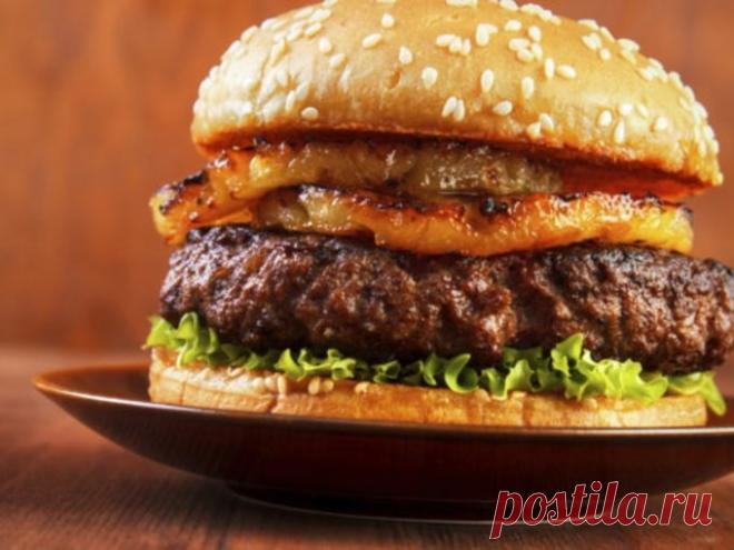 Куриный бургер с ананасом и красным луком