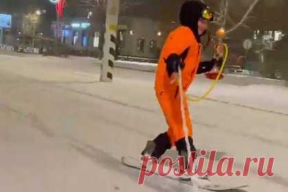 Житель российского города прокатился на сноуборде с кальяном и упал. Житель Ачинска Красноярского края прокатился на сноуборде с кальяном в руке и попал на видео. На опубликованной в сети записи можно увидеть, как мужчина едет на сноуборде по заснеженной дороге, при этом в одной руке он держит кальян, а в другой — трос, привязанный к автомобилю, и шланг от курительного прибора.