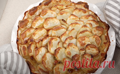 Берем простую картошку и выкладываем слоями. Когда подаем, никто не понимает, что на столе картофель, а не хитрый пирог