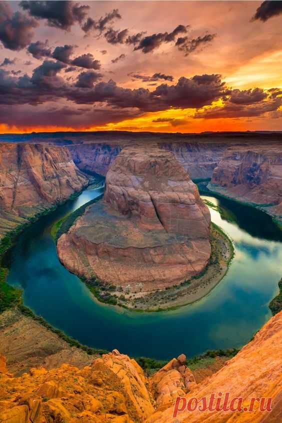 Horseshoe Bend is the name for a horseshoe-shaped meander of the Colorado River located near the town of Page, Arizona, Martin Spilkin.    
Artistic-realistic nature из Artistic-realistic nature  |   Pinterest • Всемирный каталог идей
