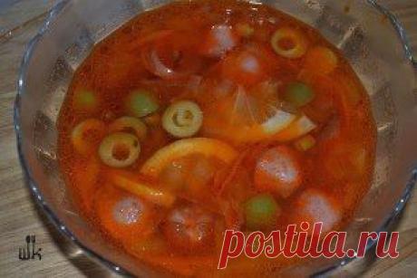 СУП-СОЛЯНКА 🍲
Ингредиенты:
● Сосиски — 2 шт.
● Лук — 1 шт.
● Морковь — 2 шт.
● Картофель -2 шт.
● Огурцы корнишоны — 5 шт.
● Оливки — 1 банка
● Лимон — 4 кружочка
● Подсолнечное масло
● Томатная паста — 2 ст. ложки
Приготовление:
1. В кастрюлю налить воды, довести до кипения. Картофель очистить, нарезать кубиками, бросить в кипящую воду.
2. Сосиски нарезать кружочками. Обжарить на растительном масле. Затем обжаренные кружочки сосисок переложить в кастрюлю с картофелем.