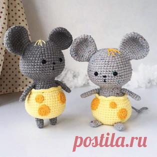 Мышка в сырных штанишках амигуруми. Схемы и описания для вязания игрушек крючком! Бесплатный мастер-класс от Dace Rasa по вязанию маленькой мышки в сырных штанишках. Высота вязаной крючком игрушки примерно 14-15 см вместе с ушками…