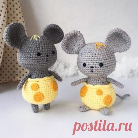 Мышка в сырных штанишках амигуруми. Схемы и описания для вязания игрушек крючком! Бесплатный мастер-класс от Dace Rasa по вязанию маленькой мышки в сырных штанишках. Высота вязаной крючком игрушки примерно 14-15 см вместе с ушками…
