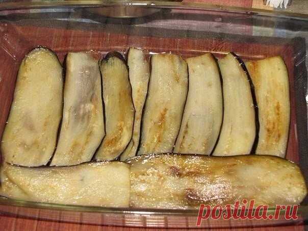 Вот это блюдо! Улёт! Подружка угостила - ничего вкуснее не пробовала!

КУРИНАЯ ЗАПЕКАНКА

Ингредиенты:

- Куриная грудка (филе) - 4 шт.
- -Баклажаны - 2-3 шт.
- Помидоры - 3-4 шт.
- Сыр - 150 г
- Чеснок - 1 зубчик
- Зелень укропа
- Растительное масло для жарки
- Соль, красный и чёрный перец по вкусу

Приготовление:

1. Баклажаны вымыть, срезать хвостики и обсушить. Нарезать их вдоль, тонкими полосками, положить в миску, посолить и оставить на 20-30 минут. С баклажан слить ...