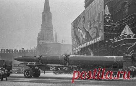 Военный космос Королева: как в СССР появились первые твердотопливные баллистические ракеты. Сегодня исполняется 55 лет со дня принятия на вооружение боевого ракетного комплекса с первой отечественной твердотопливной межконтинентальной баллистической ракетой РТ-2. Ее разработкой руководил легендарный конструктор и ученый Сергей Королев, основоположник отечественной космонавтики. Он раньше остальных в СССР понял преимущества двигателей на твердом топливе для тяжелых боевых ракет. ТАСС — о…
