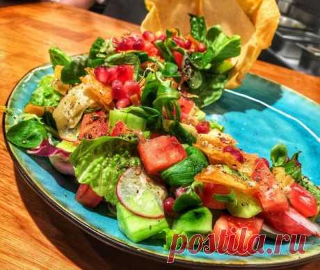Салат &quot;Фаттуш&quot;: рецепт яркого и вкусного блюда левантийской кухни