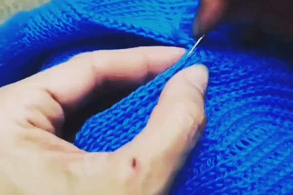 Шов для соединения деталей
Иглу вводим в середину кромочных петель, т.е. подхватываем за верхнюю дужку нижлежащую кромочную.
Таким образом шов становится практически не заметен
Использовать этот способ можно, когда надо сделать шов незаметным с двух сторон