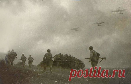 В воскресенье, 22 июня 1941 года фашистская Германия и ее союзники напали на Советский Союз: 190 дивизий, более 4 тысяч танков, 47 тысяч орудий и минометов, около 4,5 тысяч самолетов, до 200 кораблей — всего пять миллионов человек. В апреле 2015 года Минобороны России рассекретило уникальные фотографии, датируемые первыми днями Великой Отечественной войны. Раньше эти кадры находились в закрытых фондах и были доступны лишь работникам архива и военным специалистам. Бигпикча предлагает посмотреть…