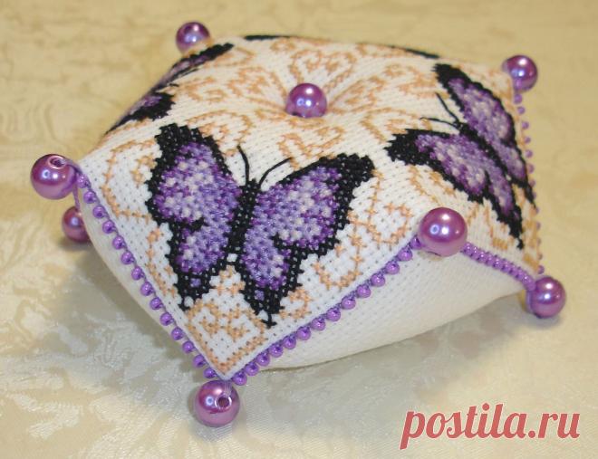 Маленькая волшебная подушечка. Как сшить бискорню Недавно мы уже упоминали о загадочной вещице — бискорню. То, что прячется за этим словом, могло бы оказаться и изысканным десертом и названием необычайно красивых цветов. На самом же деле, это небольшая подушечка интересной формы. А вот зачем она нужна и как ее сшить — мы и спешим вам рассказать.