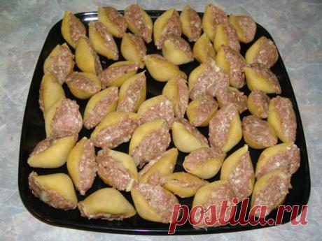 МАКСИ -МАКАРОНЫ С ФАРШЕМ И ОВОЩАМИ !!!  **Крупные макароны 300 -отвари 4мин, промой. *Начинка: обж/фарш 300г с луком; сыр 70г -тёрка. *В форму, слоями: 1)фарш/макароны, 2)болг/перец 1шт -соломка, томат 1шт -кубик, лук 1шт -п/кольца - обжарь; пр/чеснок 3зуб, 3)сыр 200г -тёрка, и на дно -вода 1ст. *В духовку: на 10-15мин.