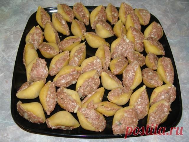 МАКСИ -МАКАРОНЫ С ФАРШЕМ И ОВОЩАМИ !!!  **Крупные макароны 300 -отвари 4мин, промой. *Начинка: обж/фарш 300г с луком; сыр 70г -тёрка. *В форму, слоями: 1)фарш/макароны, 2)болг/перец 1шт -соломка, томат 1шт -кубик, лук 1шт -п/кольца - обжарь; пр/чеснок 3зуб, 3)сыр 200г -тёрка, и на дно -вода 1ст. *В духовку: на 10-15мин.