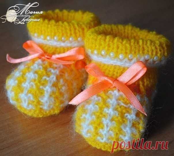 Как связать теплые пинетки

Предлагаю Вашему вниманию симпатичные оранжевые пинетки для новорожденного. Само изделие выполняется по стандартной схеме, которую я украсила интересным узором и бусинами. Смотрите описание и вяжите вместе со мной:

Сначала нужно набрать 57 петель.

Одну спицу достаем и приступаем к вязанию пинетки:

1 ряд: 1 петлю снимаю, провязываю 25 петель лицевыми, накид, 5 лиц., накид, 26 лиц.

На фото 2 показано, как сделать накид – просто набросив нить н...