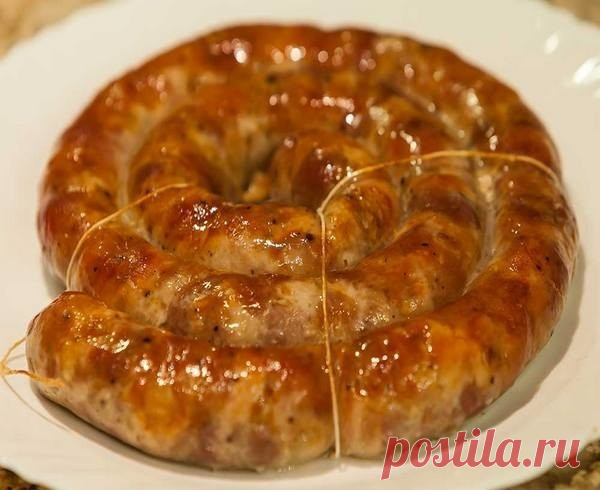 Запечённая свинская колбаса для начинающих колбасников

СОХРАНИТЕ, ЧТОБЫ НЕ ПОТЕРЯТЬ
Моё увлечение колбасой началось ещё в детсадовском возрасте.
Сначала я запал на ливерную.
И сразу же проявил себя отъявленным гурманом - требовал, чтобы матушка непременно разжаривала её с луком.
С возрастом, как это часто бывает, порок прогрессировал.
Пока не дошёл до края - самостоятельного изготовления продукта. 
Рецепт лежит в основе нижеописанного:

на 5 кг колбасы
2,5 кг свиной шеи
2...