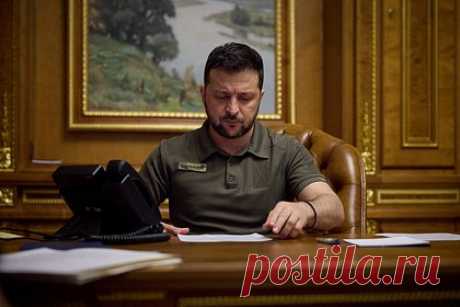 Зеленский утвердил перенос празднования Рождества на Украине. Президент Украины Владимир Зеленский подписал закон о переносе празднования Рождества в стране на 25 декабря. Об этом свидетельствуют данные на сайте Верховной Рады республики. «28 июля 2023 года. Возвращен с подписью от президента Украины», — следует из информации на сайте.