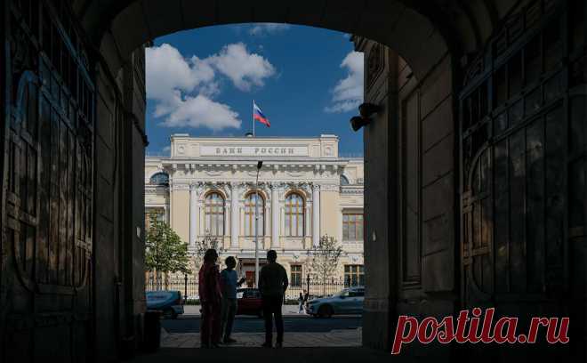 ЦБ проведет внеплановое заседание по ставке. Заседание совета директоров ЦБ России состоится утром 15 августа — на нем обсудят ключевую ставку. Изначально заседание должно было пройти 15 сентября. В понедельник курс доллара превысил 100 руб.