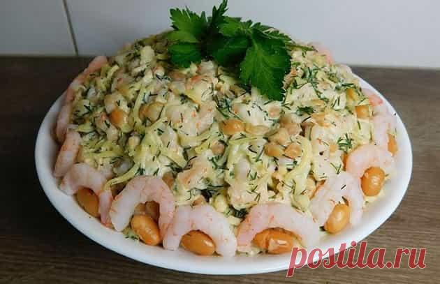 Салат с креветками: 12 рецептов самых вкусных креветочных салатов Салат с креветками – очень деликатное, простое, вкусное и легкое блюдо. Сегодня я выбрала для вас самые вкусные и нарядные салаты с креветками: по-королевски праздничные