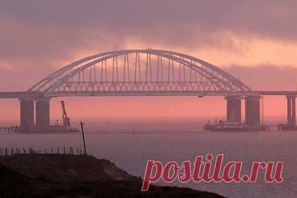 ФСБ показала фото причастных к организации теракта на Крымском мосту. ФСБ опубликовала фотографии граждан Украины, России и Армении, причастных к организации теракта на Крымском мосту. На фото глава военной разведки Украины Кирилл Буданов и причастный к переправке взрывчатки из Болгарии в порт города Поти (Грузия) гражданин Украины Михаил Цюркало.