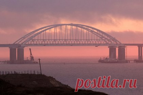 ФСБ показала фото причастных к организации теракта на Крымском мосту. ФСБ опубликовала фотографии граждан Украины, России и Армении, причастных к организации теракта на Крымском мосту. На фото глава военной разведки Украины Кирилл Буданов и причастный к переправке взрывчатки из Болгарии в порт города Поти (Грузия) гражданин Украины Михаил Цюркало.