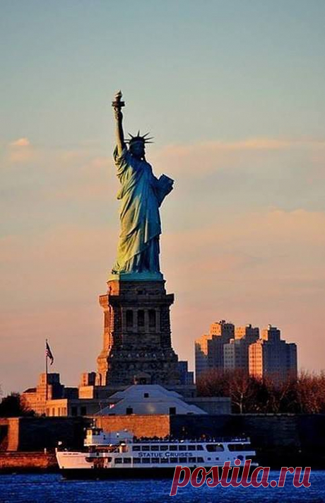 СТАТУЯ СВОБОДЫ. США 

 Дизайн Статуи Свободы глубоко символичен. Облаченная в мантию женская фигура олицетворяет собой богиню свободы, в поднятой руке она держит факел, в другой - книгу (свод законов). Сломанные оковы тирании, разбитые у ног Свободы, символизируют окончание эпохи тирании и угнетения. Книга в левой руке с надписью 4 июля 1776 (день принятии Декларации независимости США) напоминает всем прибывшим о американском идеале - &quot;все люди созданы равными&quot;. Факел в высоко ...