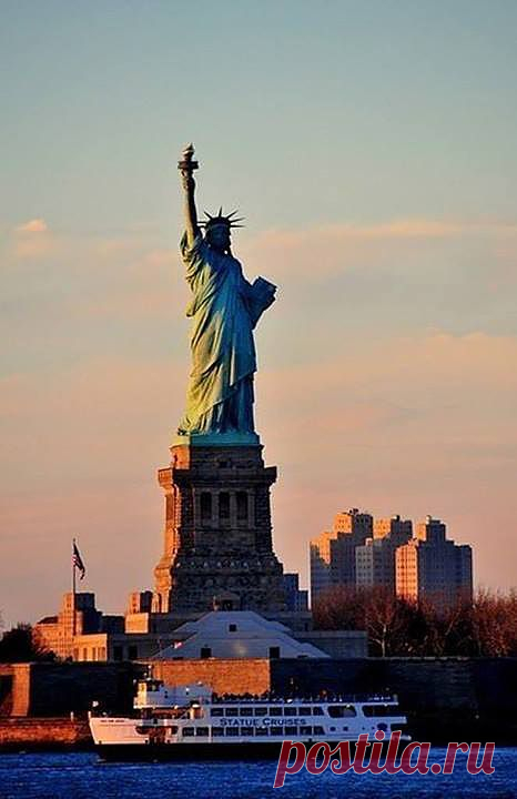 СТАТУЯ СВОБОДЫ. США 

 Дизайн Статуи Свободы глубоко символичен. Облаченная в мантию женская фигура олицетворяет собой богиню свободы, в поднятой руке она держит факел, в другой - книгу (свод законов). Сломанные оковы тирании, разбитые у ног Свободы, символизируют окончание эпохи тирании и угнетения. Книга в левой руке с надписью 4 июля 1776 (день принятии Декларации независимости США) напоминает всем прибывшим о американском идеале - "все люди созданы равными". Факел в высоко ...