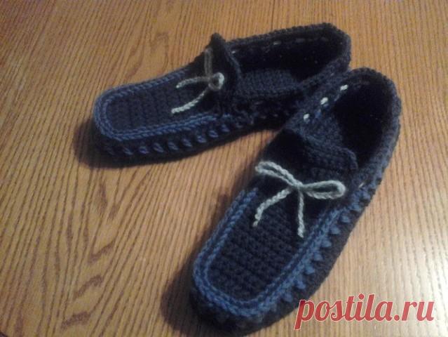 Мужские тапочки
Вяжутся очень легко.