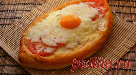 Отличный завтрак! Пиде с сыром, томатами и яйцом — Вкусные рецепты