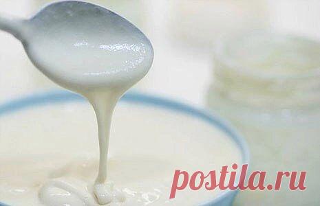 Домашний натуральный йогурт

3 литра свежего молока,
0,5 стакана сметаны,
сливки жирные или жирная сметана (количество по вкусу, смотря какой консистенции йогурта хотите добиться)

1. Для начала приготовим варенец: молоко вскипятить на слабом огне. Образующуюся пленку во время кипячения опускаем на дно и продолжаем кипятить, пока количество молока не уменьшится на 1/3, а лучше на половину. Остудить до температуры парного молока, осторожно вмешать сметану и выдержать в темн...