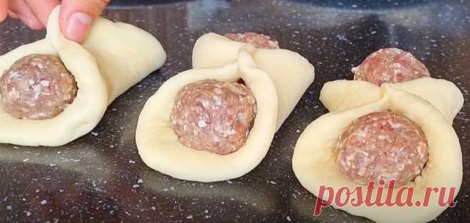 Не просто сделано, а с душой. Булочки с мясной начинкой на праздничный стол Булочки с мясной начинкой – это традиционные у многих хозяек закусочные вкусности, которые обязательно готовят на праздничный стол. Предлагаю и вам сделать такие пирожки и подавать их своим гостям. Для […]