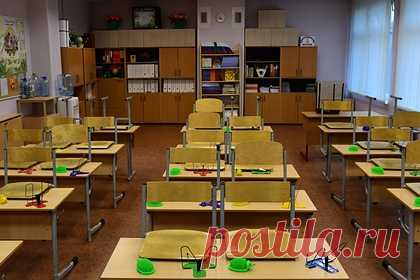 Стало известно о формате учебы российских школ после каникул. Российских школьников не планируется переводить на дистанционное обучение после окончания каникул. Об этом заявил глава Минпросвещения Сергей Кравцов. Ранее замминистра просвещения России Александр Бугаев предложил российским школам ввести каникулы раньше 30 октября из-за ситуации с COVID-19.