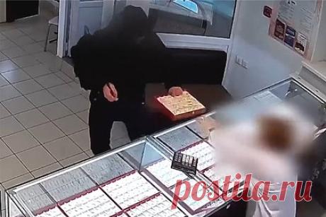 Россиянин устроил криминальный мастер-класс пасынку в ювелирном магазине и попал на видео
