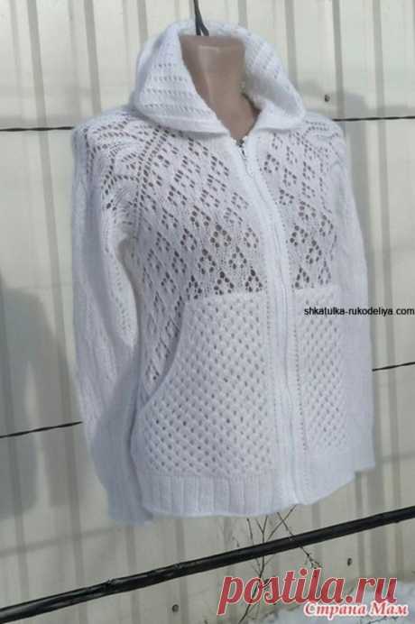 Белый кардиган с капюшоном спицами