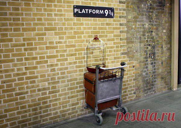 В Лондоне на вокзале Кингс-Кросс на стене здания, выходящего на 9-ую платформу, находится памятник в честь знаменитых приключений Гарри Поттера: четверть багажной тележки, как бы исчезающей в стене.