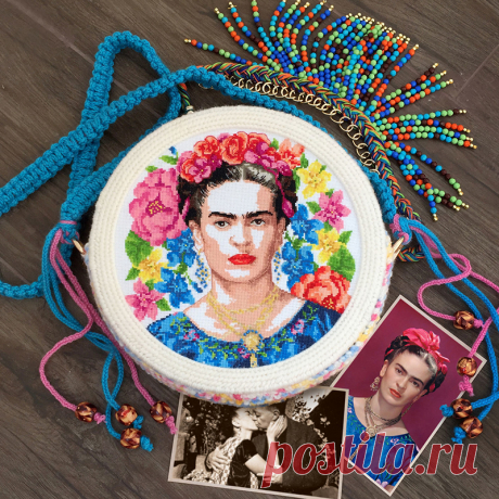 Viva Frida: аутентичный аксессуар для смелого образа
Вы – та самая девушка, которая очень любит оригинальные, аутентичные авторские аксессуары? Тогда предлагаем вот такое изделие от мастера M-Sweet– яркую, необычную женскую сумку, привлекающую стильным дизайном. Аксессуар выполнен по мотивам нашумевшей в свое время  (середина прошлого века) выставки мексиканской художницы Фриды Кало. Конечно, такая сумка не лишена этнических черт – и тем она особенно привлекательна!