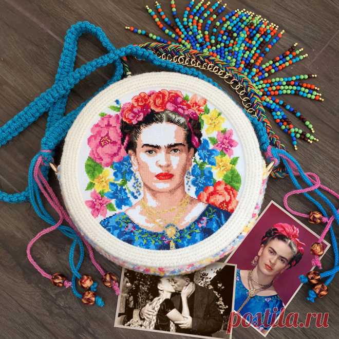 Viva Frida: аутентичный аксессуар для смелого образа
Вы – та самая девушка, которая очень любит оригинальные, аутентичные авторские аксессуары? Тогда предлагаем вот такое изделие от мастера M-Sweet– яркую, необычную женскую сумку, привлекающую стильным дизайном. Аксессуар выполнен по мотивам нашумевшей в свое время  (середина прошлого века) выставки мексиканской художницы Фриды Кало. Конечно, такая сумка не лишена этнических черт – и тем она особенно привлекательна!