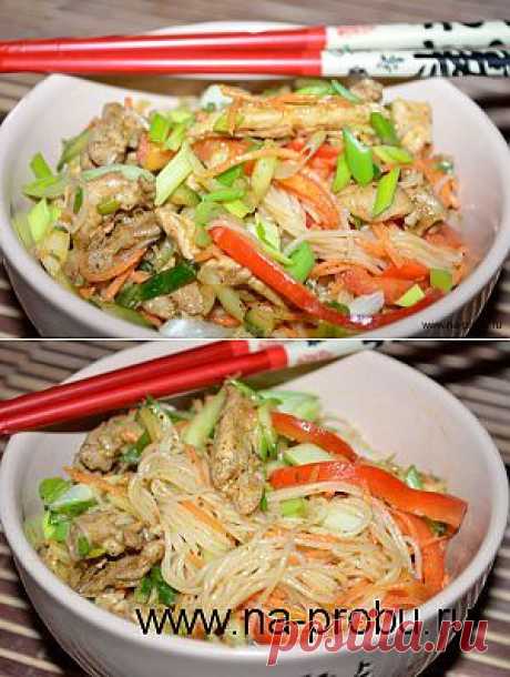Рисовая вермишель с курицей и овощами | На пробу!
Ингредиенты:

Куриное мясо — 500 гр
Перец сладкий — 1 шт.
Огурец — 1 шт.
Рисовая вермишель — 200 гр
Соус терияки/соевый — 2-3 ст.л.
Белый винный уксус/бальзамик — 1,5-3 ст.л.
Масло оливковое — 5 ст.л.
Лук зеленый — 1 пучок
Сахар — 1 ч.л.
Морковь — 1 шт.
Чеснок — 3 зубчика
Имбирь свежий или сушеный — 1 ч.л.
Перец красный острый свежий или сушеный — 0,5-1 ч.л.
Специи хмели-сунели — 2 ст.л.