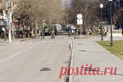 Стало известно о покушении на ректора Херсонского государственного университета. В Херсоне совершено покушение на ректора госуниверситета Татьяну Томилину. По данным РИА Новости, взрывное устройство сработало в подъезде дома. Томилина получила легкие ранения, в настоящее время она находится в больнице. Как стало известно ТАСС, в результате покушения погиб охранник ректора.