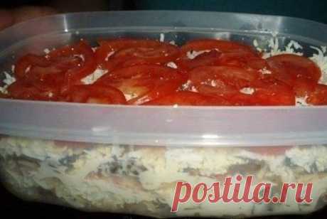 Бесподобный салат Чикаго — такой вкуснятины я еще не ела!.
Сделайте этот вкуснейший салат, все кто пробовал в восторге!
Салат выкладываем на плоскую тарелку слоями:
1 слой: дно тарелки смазываем майонезом, затем выкладываем копченый окорочёк без жира, порезанный кубиками,
2 слой: твердый сыр, натертый на крупной тёрке, затем слой майонеза,
3 слой: натереть на терке 2 варёных яйца.
4 слой: свежие шампиньоны, порезанный и обжаренные с луком на масле, снова покрываем майонезом,
5 слой: яйца н