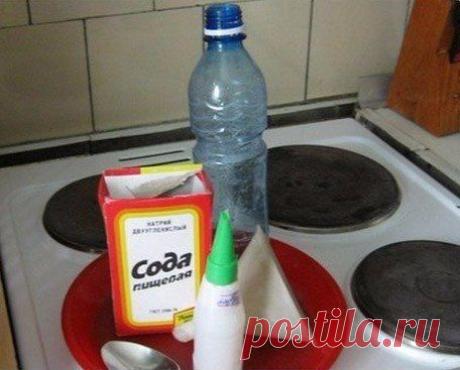 в поллитровую бутылку всыпать 3 столовые ложки пищевой соды, пол столовой ложки любого стирального порошка, 1 столовую ложку канцелярского клея, залить все стаканом теплой воды и хорошо взболтать. Ложки набираем с &quot;легкой горкой&quot;. Смазываем тонким слоем этого состава все открытые места плит (кроме конфорок). У кого есть, можно использовать кальцинированную соду, но это более сильная щелочь. Состав может храниться длительное время.
Смазываем чистую плиту
