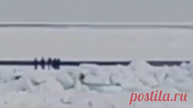Льдину с рыбаками унесло в море на Сахалине. В МЧС Российской Федерации по Сахалинской области заявили, что 14 рыбаков оказались в море на оторванной льдине на юге региона, идет спасательная операция. Об этом сообщает РИА Новости. Льдина оторвалась в районе села Стародубское. К ...