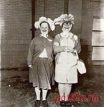 Мы с кумой у ресторана.......Замуж поздно,сдохнуть рано!!!!!)))))