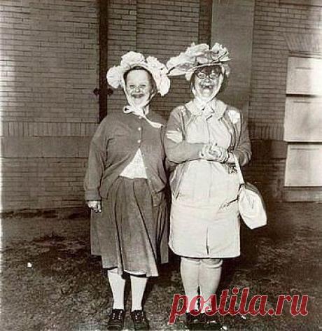 Мы с кумой у ресторана.......Замуж поздно,сдохнуть рано!!!!!)))))