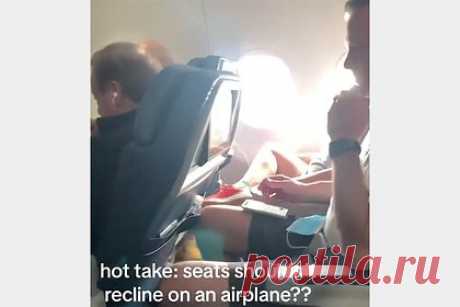 Пассажирка запретила людям откидывать сиденье в самолете и была обругана в сети. Пассажирка запретила людям откидывать спинку сиденья в самолете и была обругана пользователями сети. Соответствующий видеоролик она разместила на своей странице в TikTok. На кадрах девушка показала своих попутчиков, которые откинули кресло во время полета, тем самым мешая сидящим сзади путешественникам.
