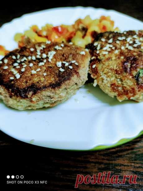 Замечательные куриные котлеты в панировке (по КЕТО)

Такие сочные, нежные, что не возможно устоять!

Куриное филе (не только грудка) - 1 кг
Лук - 2 большие головки
2 не больших яйца
Соль, перец черный молотый по вкусу
Чеснок - 2-3-4 зубца
Мука миндальная - 3-4 ст. ложки
Масло кокосовое рафинированное для жарки - прибл. 20 г.
Зелень петрушки - 20 г.
Семена кунжута - для посыпки

Провернуть через мясорубку куриное филе, лук и можно чеснок, а можно чеснок через пресс.
Добавит...
