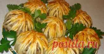 Сытные и сочные мясные шарики в тесте съедаются первыми до последней крошки! «Клубочки ниток» — именно то блюдо, которому место на новогоднем столе! Когда котлеты и тефтели приелись, а пироги давно наскучили, самое время взять привычные ингредиенты и приготовить их по-новому, подключив фантазию и озорство...