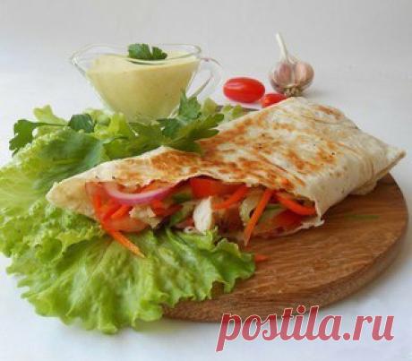 Настоящий соус для шавермы/шаурмы. 

Наверно, нет такого человека, который бы не пробовал шаверму (или различные её разновидности), ну, хотя бы раз в жизни. Помните начало 2000-х годов? Ларьки и палатки, группировавшиеся около каждой станции метро, от которых шел сильный запах жареного мяса и специй?
Показать полностью…