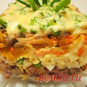 Вкусный салат с куриным филе, сухариками и овощами